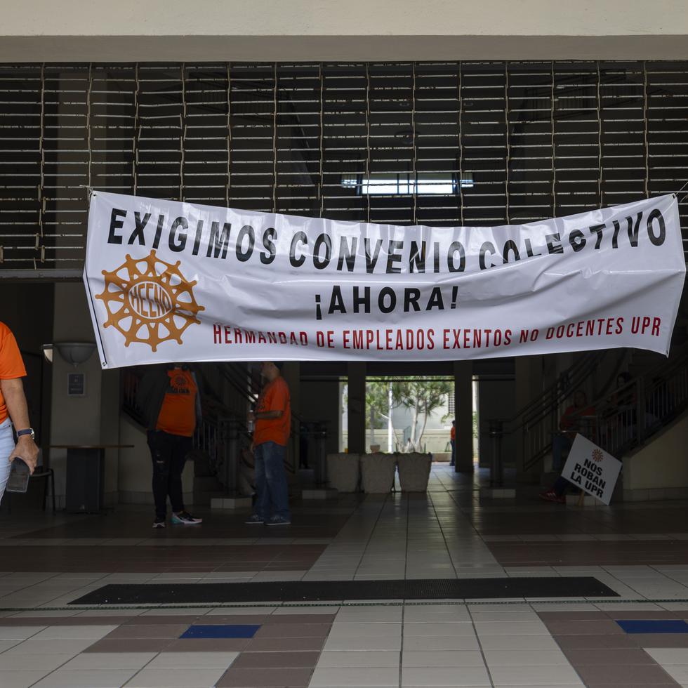 Miembros de la Hermandad de Empleados Exentos No Docentes (Heend) de la Universidad de Puerto Rico (UPR) impidieron los trabajos en la Torre universitaria en Río Piedras en protesta.