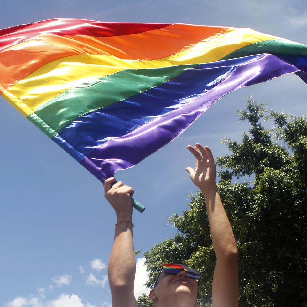 MED705. MEDELLÍN (COLOMBIA), 01/07/2018.- Un hombre agita una bandera LGBTI durante la marcha del orgullo gay.