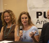 La directora de la Oficina Latinoamericana de la WADA, la uruguaya María José Pesces, junto a Sara Rosario y Ray Quiñones.