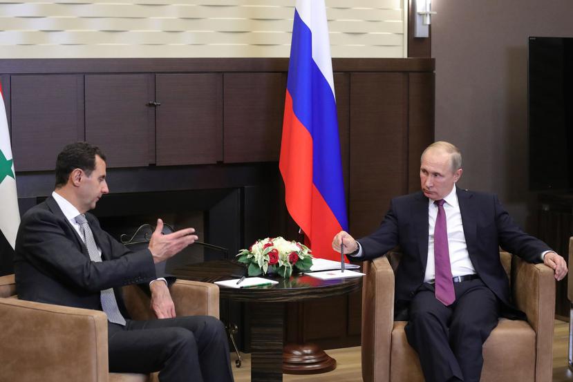 El presidente ruso, Vladimir Putin (d) y su homólogo sirio, Bachar Al Asad (i). (Archivo / EFE)