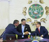 En la foto, el gobernador Pedro Pierluisi y el presidente del Senado, José Luis Dalmau, se saludan previo al mensaje de situación del Estado.