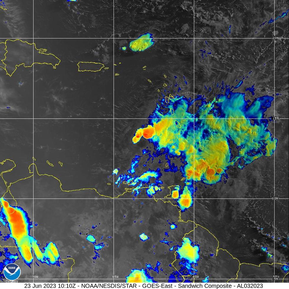 Imagen Sándwich (combinación entre infrarroja y visible) del satélite GOES-East que muestra la tormenta tropical Bret sobre aguas del mar Caribe en la mañana del 23 de junio de 2023.