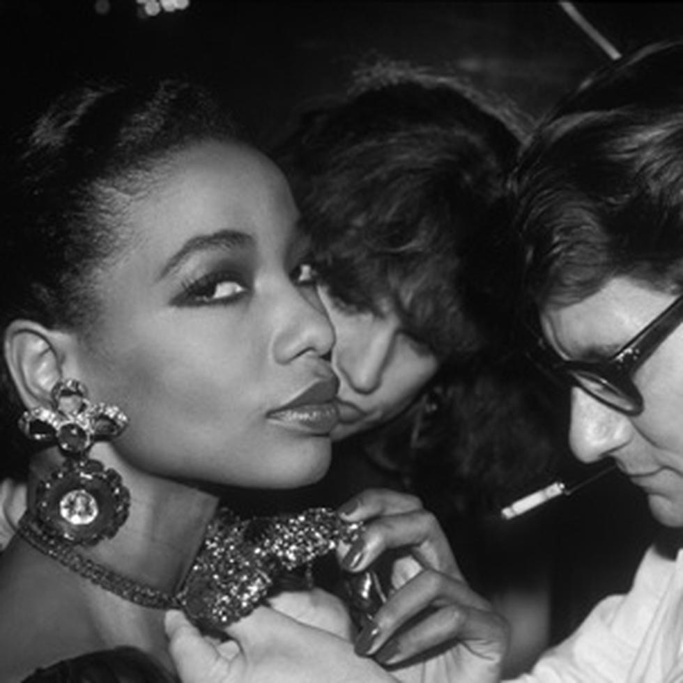 Mounia Orosemane junto a Yves Saint Laurent en una foto de archivo suministrada por San Juan Moda.