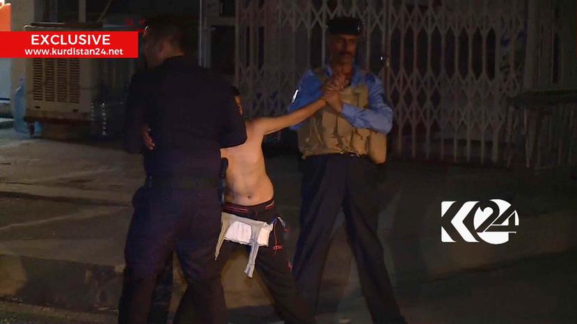 Imágenes transmitidas el lunes por la televisora local Kurdistán 24 TV muestran a varios agentes deteniendo al menor. (AP)