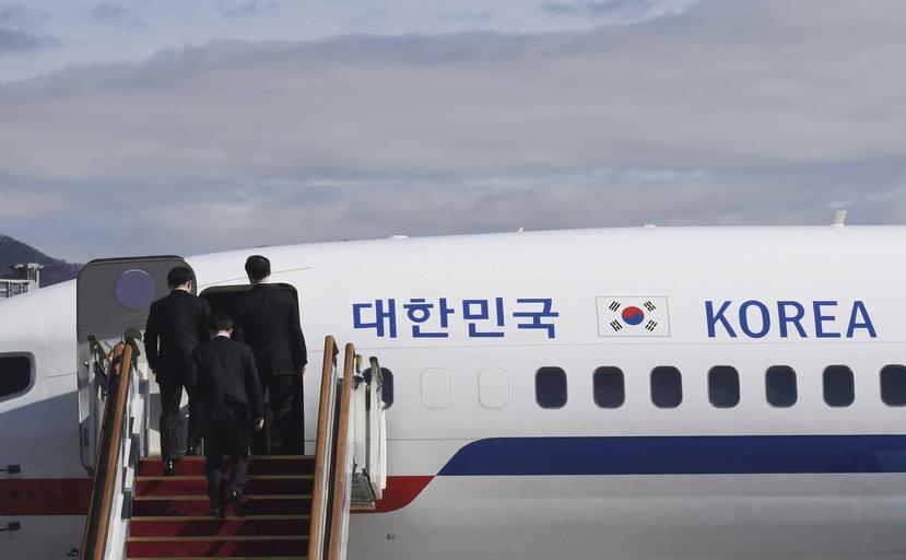 Momento en que la delegación surcoreana aborda un avión para viajar a Corea del Norte. (AP)