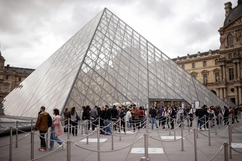 Los museos en el mundo no han recuperado los datos de visitantes previos a la pandemia pero sí cierta normalidad de sus programaciones, como es el caso del Museo del Louvre, en París.