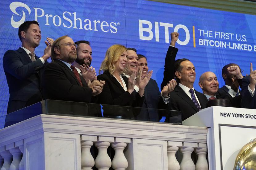 Michael Sapir, CEO de ProShares (segundo a la derecha) junto al estratega de inversiones global Simeon Hyman, a la derecha, lideran la celebración de su lanzamiento en la bolsa de valores de Nueva York.