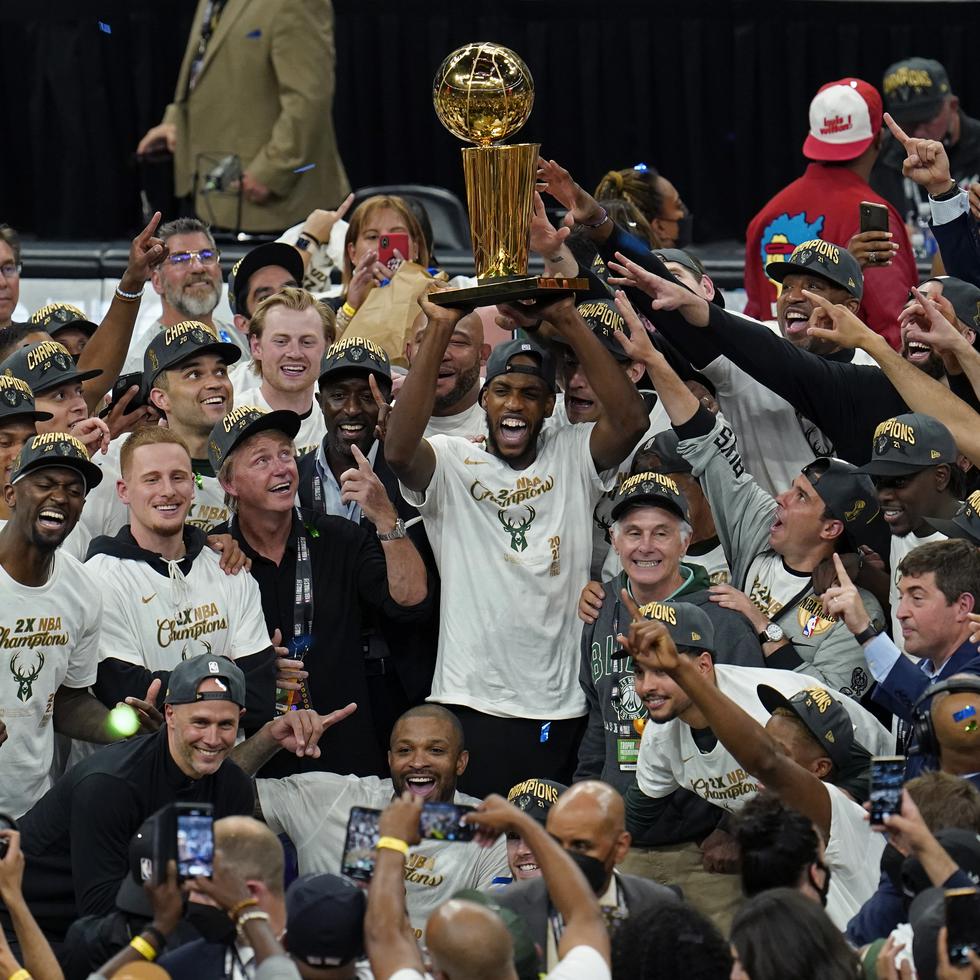 Kris Middleton alza el trofeo de campeonato de la NBA junto a los Bucks de Milwaukee.