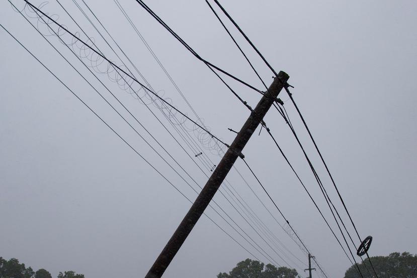 Postes del tendido eléctrico cayeron en la carretera PR-116 en Guánica debido a la fuerza de los vientos de la tormenta tropical Isaías.