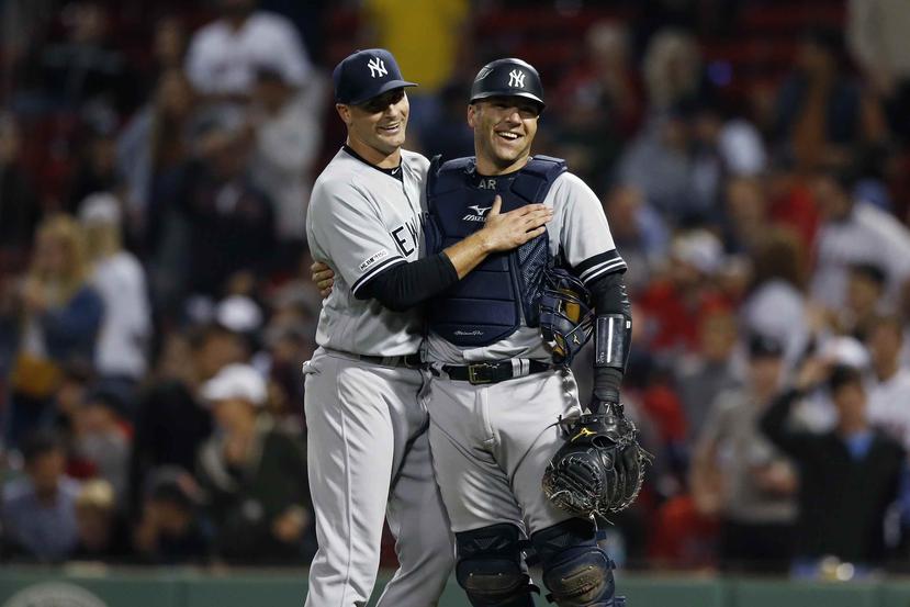 Tyler Lyons (izquierda) y Austin Romine celebran el triunfo de los Yankees en Boston. (AP)
