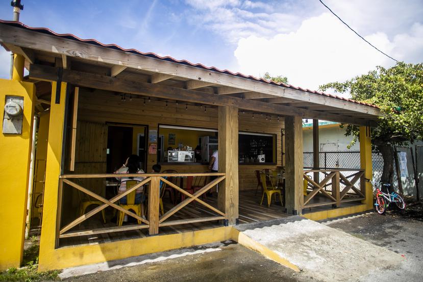 This chinchorro specializes in Puerto Rican food and seafood, and has a wide culinary offering.