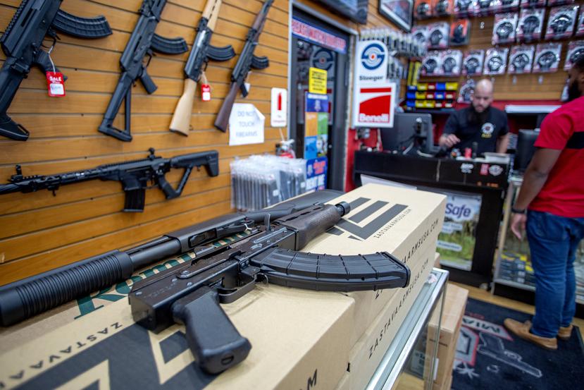 La Ley de Armas de 2020 consolidó en una sola licencia la autorización para poseer y portar armas de fuego, incluyendo la licencia de tiro al blanco, y abarató los costos que conlleva la obtención del permiso, entre otros cambios.