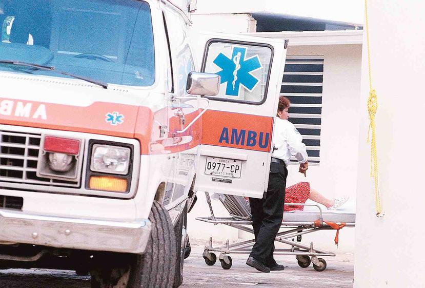 Una ambulancia atiende a una persona. (GFR Media)
