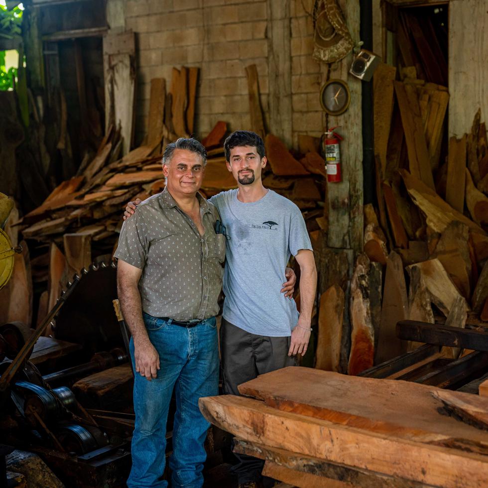 Javier Fernando Otero Ramos (derecha), junto a su padre, Fernando Otero, quien en el 1977 construyó la zapata de una empresa que ofrece nueva vida a cientos de árboles que pudieron acabar en vertederos.