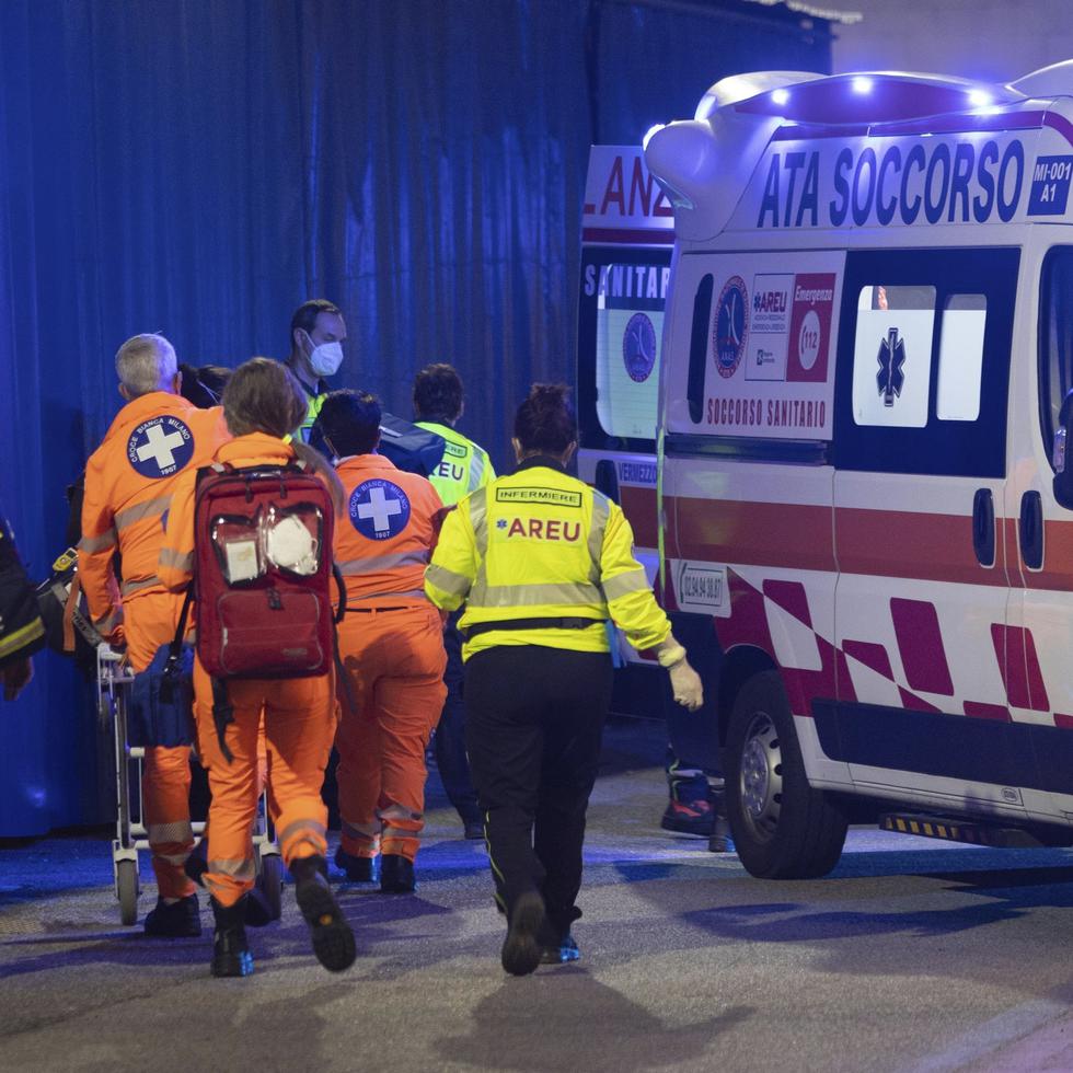 Paramédicos llevan en camilla a una persona herida en un ataque con cuchillo cerca de Milán.