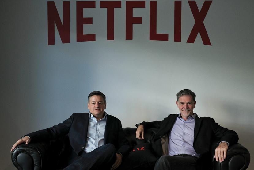 El director ejecutivo de la plataforma estadounidense Netflix, Reed Hastings (d), y su responsable de contenidos de Netflix, Ted Sarandos, Ted Sarandos, posan durante una entrevista en el Netflix Contact Center de Lisboa, Portugal. Foto: MIGUEL A. LOPES
