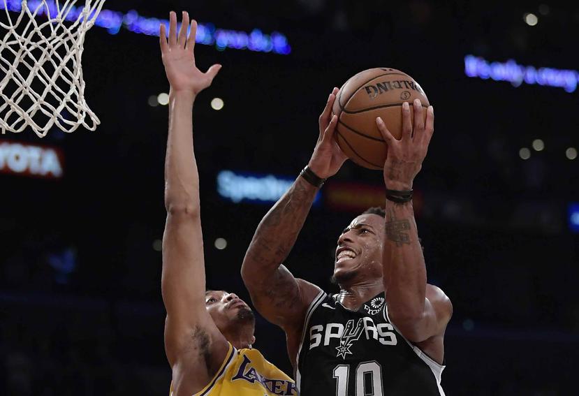 El escolta de los Spurs de San Antonio, DeMar DeRozan (10), intenta un tiro a la canasta ante la marcación del ala-pívot de los Lakers de Los Ángeles, Johnathan Williams, durante la segunda miatd de un juego de la NBA. (AP)