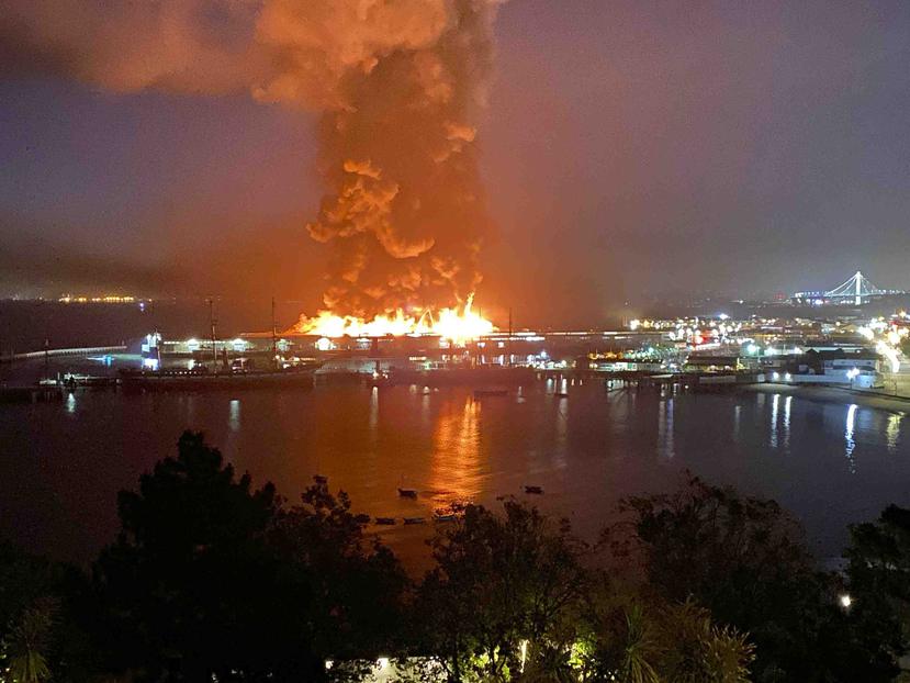 Fotografía cortesía de Dan Whaley, @dwhly, de una incendio en una bodega en Fisherman's Wharf en San Francisco el sábado 23 de mayo de 2020. (AP)