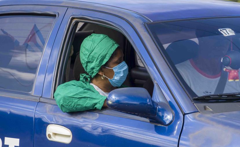 Una doctora transita por las calles de la La Habana protegida contra el coronavirus. (AP)