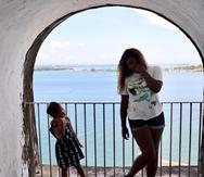 Serena Williams posa junto a su hija, Olympia, en el Viejo San Juan.