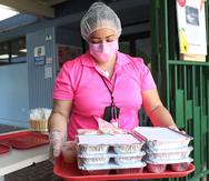 20200506, GuaynaboDurante el primer da de apertura de los comedores escolares, familias buscan almuerzo en las comunidades de Juan Domingo. (FOTO: VANESSA SERRA DIAZvanessa.serra@gfrmedia.com)