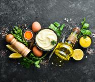 Puedes agregar ajo, hierbas o especias para saborizar tu mayonesa. (Shutterstock)