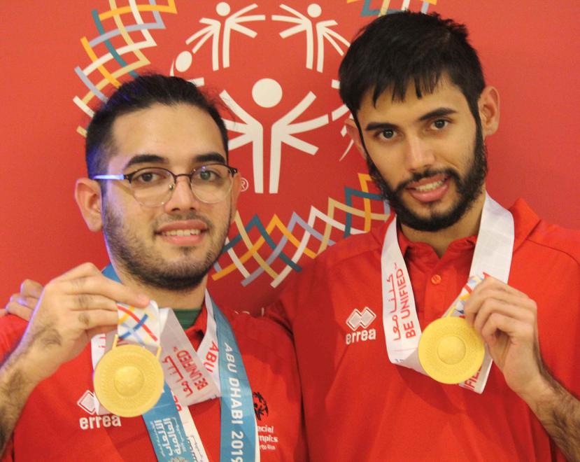 Carlos y Hammid Burgos muestran sus medallas de oro. (Suministrada)