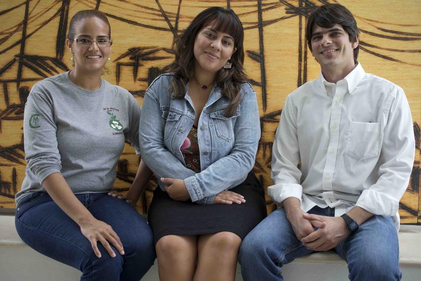María Alicea Rodríguez, Lidybel Aguila Martínez y Michael Fernández se gradúan del Programa Graduado en Desarrollo Comunitario.