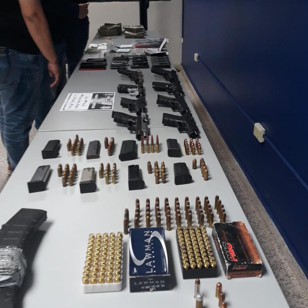 Algunas de las armas y municiones ocupadas durante un operativo antidrogas en San Juan el martes, 17 de agosto de 2021.