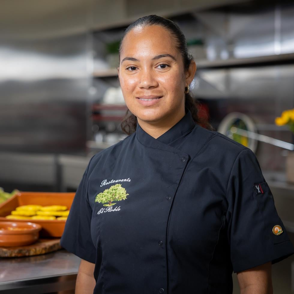 La chef María de Jesús está a cargo de la cocina del Restaurante El Roble, en Salinas. (Marcos Caballero/Especial para GFR Media)