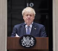 El primer ministro británico, Boris Johnson, lee un comunicado fuera de su oficina en 10 Downing Street, renunciando formalmente como líder del Partido Conservador, el jueves 7 de julio de 2022 en Londres.
