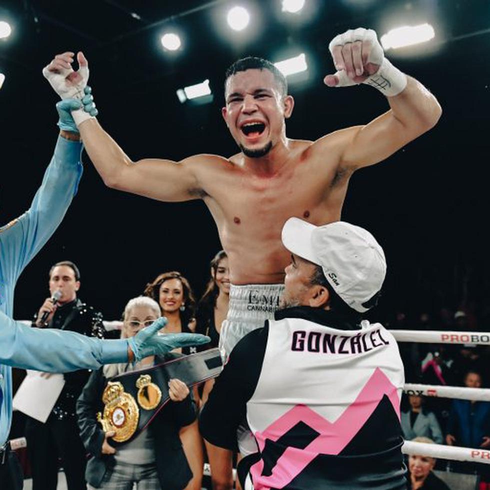 El peleador puertorriqueño Orlando "Capu" González celebra su victoria ante 	Jorge Castañeda por la faja Continental de América de la AMB en las 130 libras.