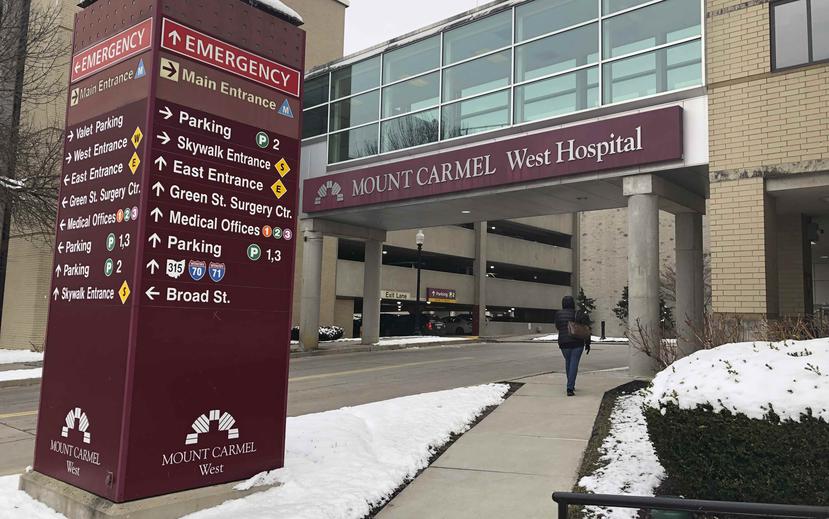 La imagen muestra la entrada de las instalaciones del Hospital Mount Carmel West. (AP)