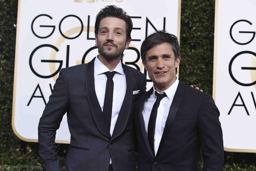 Diego Luna y Gael García Bernal durante la ceremonia de los Golden Globes en el 2017. (AP)