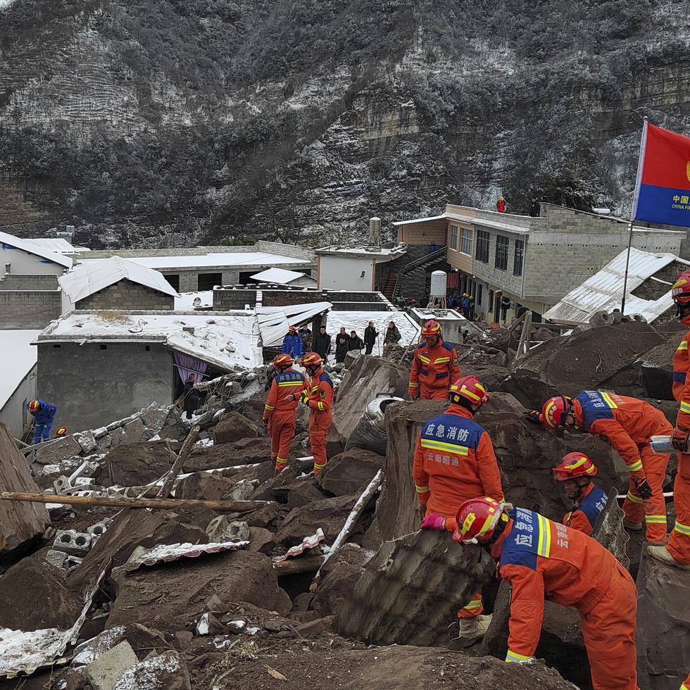 Rescatistas trabajan en el lugar del deslizamiento en la aldea de Liangshui, en la ciudad de Zhaotong,