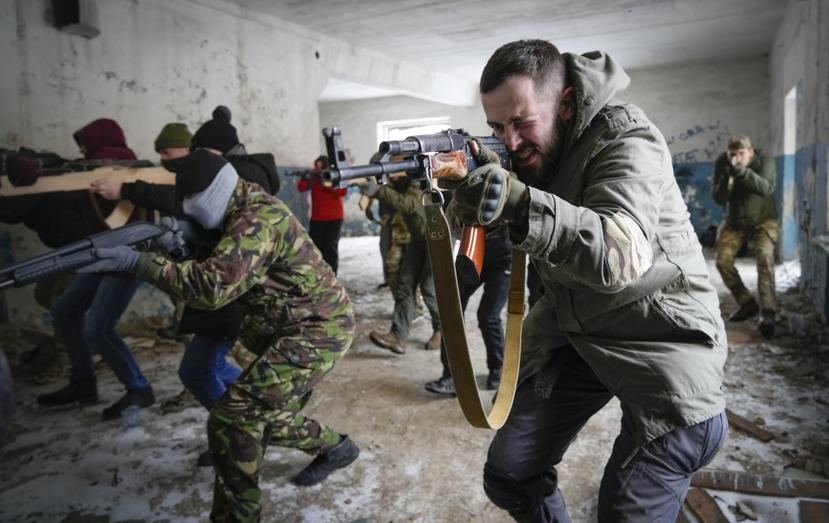 Civiles entrenan en Kiev, la capital de Ucrania.
