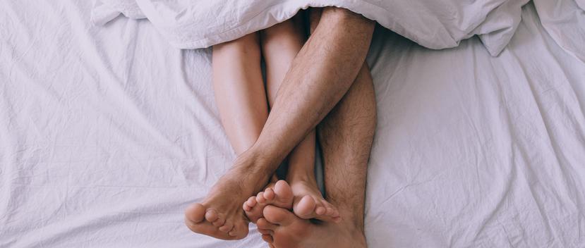 Para plantearle a la pareja la idea de llevar juguetes sexuales a la cama, se debe estar bien educados en sexualidad para poderlo comunicar con efectividad.  (Shutterstock)