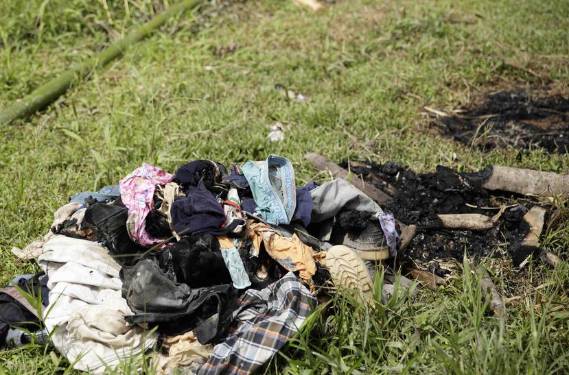 Ropa quemada de personas asesinadas en un ritual religioso en la comunidad selvática de El Terrón, Panamá, el viernes 17 de enero de 2020. (AP/Arnulfo Franco)
