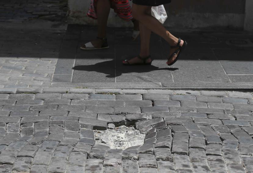 La calle Fortaleza presenta graves problemas para los vehículos y ciudadanos que transitan por la vía.