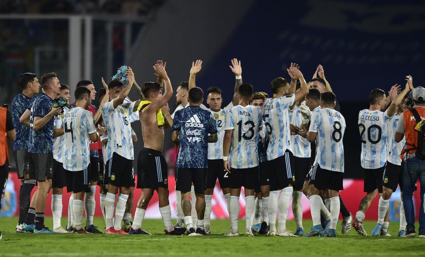 Los jugadores de la selección de Argentina festejan tras vencer 1-0 a Colombia en un duelo de las eliminatorias sudamericanas para la Copa del Mundo Catar 2022.