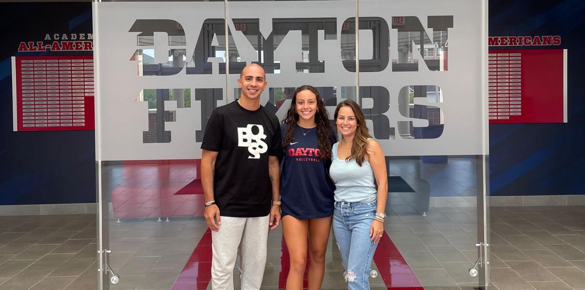 Gabriella Arroyo junto a sus padres Carlos Arroyo y Xiomara Escobar durante su visita a la Universidad de Dayton en Ohio. La joven fue becada para jugar por el colegio en la División 1 de la NCAA.