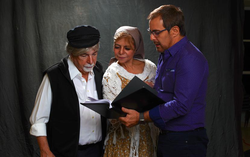Monseñor Willia Peña, como "Marko"; y la actriz Linnette Torres, junto al director teatral Gilberto Valenzuela.