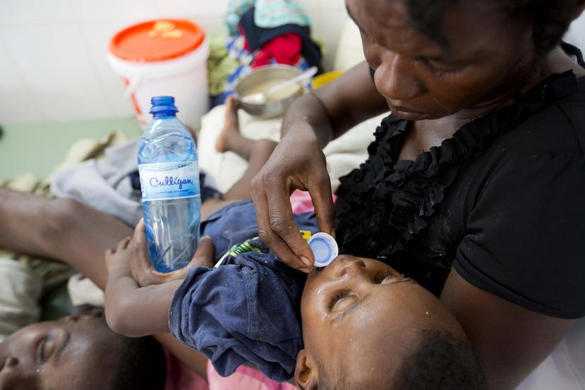 Un niño diagnosticado con cólera recibe tratamiento.