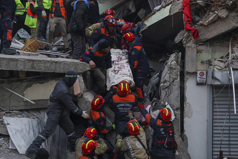 Rescatistas turcos llevan a un hombre de 36 años a una ambulancia después de sacarlo de un edificio derrumbado cinco días después del terremoto, en Hatay, sur de Turquía.
