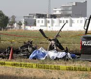 Fotografía donde muestra los restos del accidente del helicóptero de la Secretaría de Seguridad Publica estatal hoy, en la ciudad de Aguascalientes, México.
