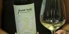 Elaborado a base de 100% uva Verdejo, proveniente de viñas de más de 40 años, este vino constituye una expresión auténtica del vino blanco de Rueda, el más popular en España.