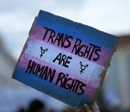 Foto de archivo de una manifestante que alza un cartel en una marcha por los derechos de las personas transgénero en Lisboa.