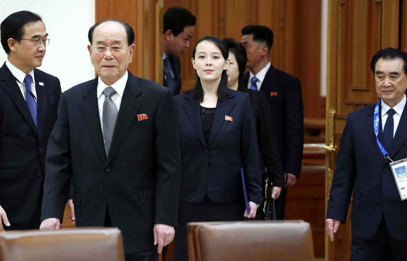 Kim Yo Jong (centro), hermana del líder norcoreano Kim Jong Un, y el jefe del parlamento norcoreano Kim Yong Nam (segundo por la izquierda) a su llegada a una reunión con el presidente de Corea del Sur, Moon Jae-in. (AP)