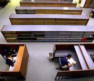 Estudiantes en la biblioteca de la Escuela de Leyes de la Universidad de Puerto Rico, Recinto de Río Piedras.