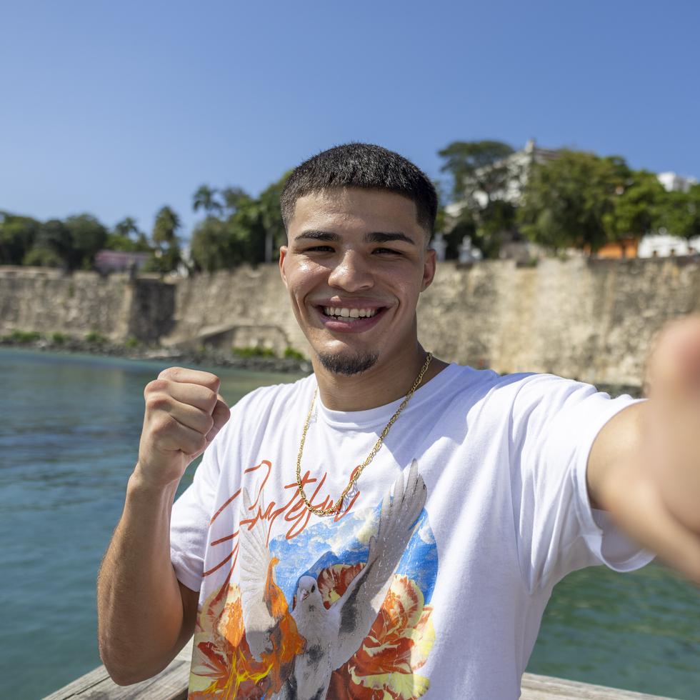 El invicto peleador Xander Zayas arribó a la isla en un viaje relámpago para una clínica de boxeo a niños en Barrio Obrero, antes de regresarse a Florida para continuar su campamento de entrenamiento.